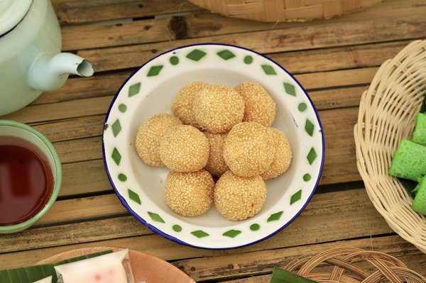 Comment choisir un four à micro-ondes avec fonction de gril pour des plats gratinés?